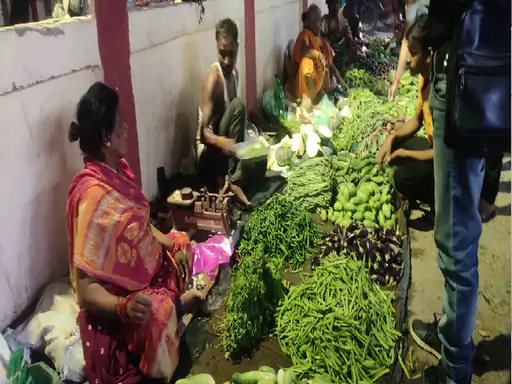 गांव में 60 तो शहर में 80 रुपए किलो टमाटर प्रयागराज में हरी धनिया और मिर्चा का भाव भी चढ़ा