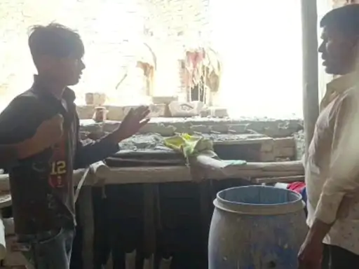 कौशांबी डंडे से पिता ने बेटे को पीटा सोशल मीडिया में पिटाई का वीडियो हुआ वायरल पुलिस बोली - शिकायत मिली तो होगी कार्रवाई