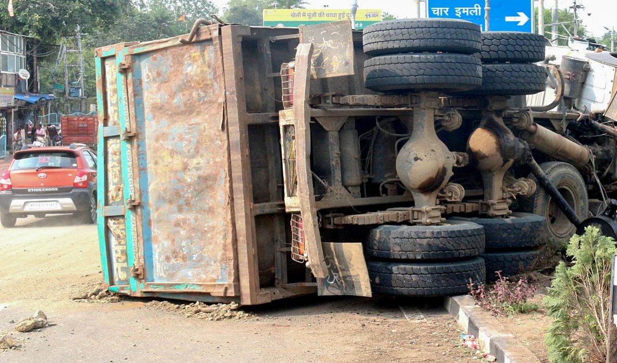 सयूवी और ट्रक की टक्कर में नौ लोगों की मौत, हादसा पुरुलिया जिले में NH-18 पर हुआ