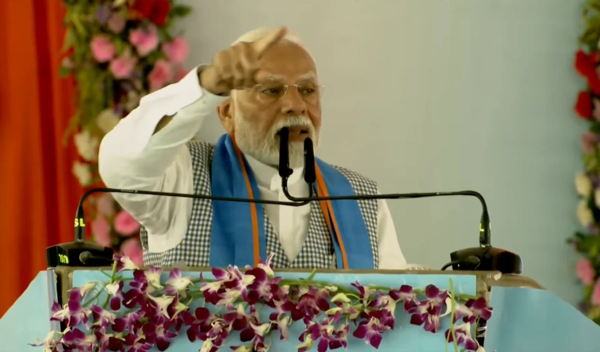 पंजे और लालटेन के शिकंजे ने बिहार को पलायन का प्रतीक बना दिया, सीवान रैली में राजद-कांग्रेस पर बरसे PM मोदी