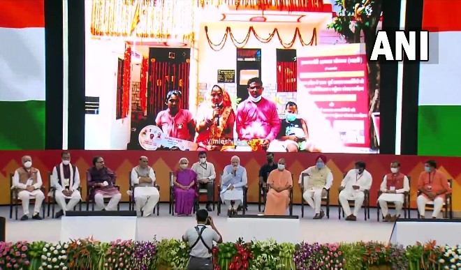 पीएम मोदी ने उत्तर प्रदेश के 75 जिलों में 75,000 लाभार्थियों को PMAY-U के तहत सौंपी घरों की चाबियां