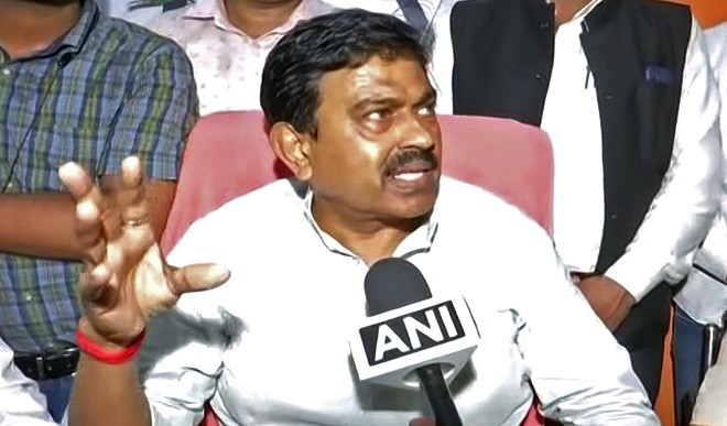 लखीमपुर हिंसाः केंद्रीय मंत्री अजय मिश्रा की बढ़ी मुश्किलें घर पर लगा नोटिस, बेटे आशीष को क्राइम ब्रांच ने किया तलब