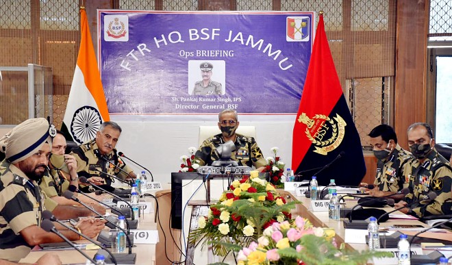 बीएसएफ महानिदेशक ने पंजाब के सीमावर्ती इलाकों का दौरा किया