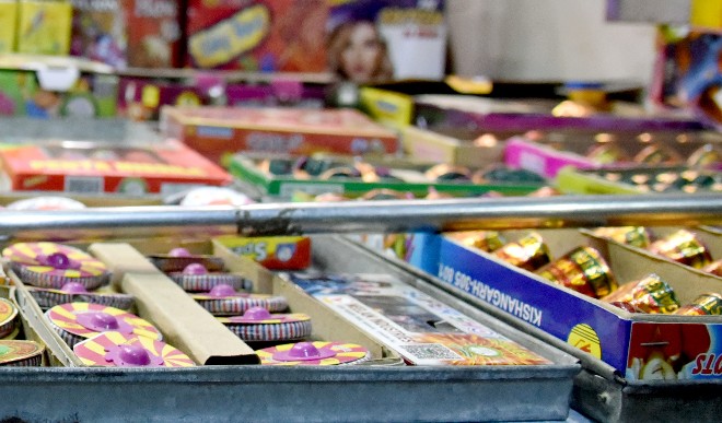 बैन के बावजूद दिल्ली में पटाखों की कालाबाजारी सदर बाजार के गोदाम से 470 किलोग्राम से अधिक क्रैकर्स बरामद