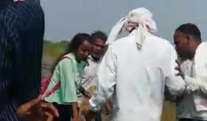 दोस्त के साथ घूमने जा रही युवती को पिता ने सड़क पर रोका, दोस्त की करी पिटाई, वीडियो हुआ वायरल