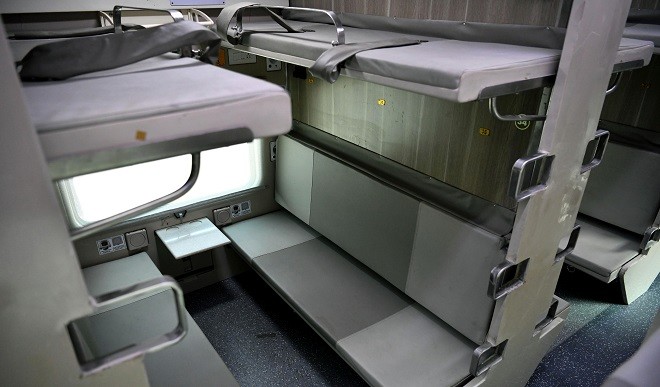 रेल यात्रा के दौरान घर से बिस्तर लेकर जाने से मिलेगी मुक्ति, पर करनी पड़ेगी जेब ढीली, 300 रुपये में मिलेगी बेडरोल किट