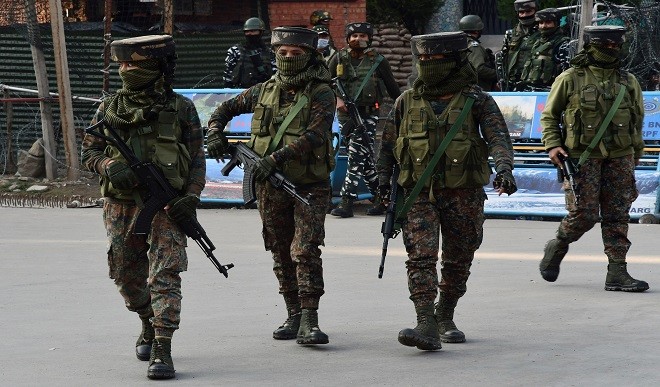 J&K के श्रीनगर में सुरक्षाबलों और आतंकवादियों के बीच मुठभेड़, बारामुला में निष्क्रिय किया गया IED