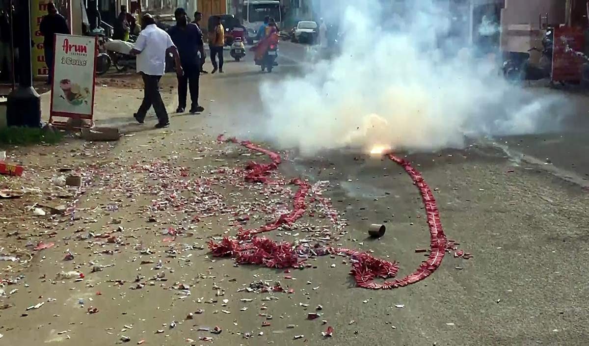 दीप की रौशनी को धुँधला सकता है पटाखों से पैदा होने वाला प्रदूषण