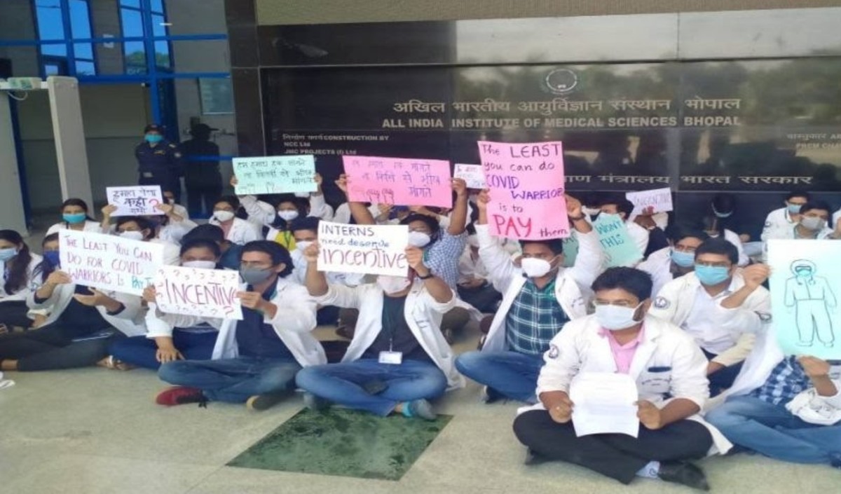 ऐम्स में इंटर्न कर रहे डॉक्टरों ने शुरू किया धरना प्रदर्शन, रखी है प्रशासन से ये मांग