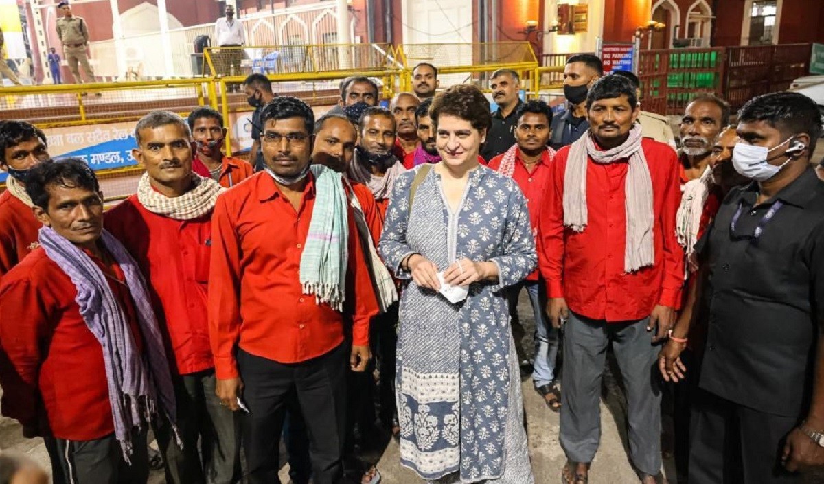 यूपी में सक्रिय हुईं प्रियंका, ट्रेन से पहुंचीं ललितपुर, लखनऊ स्टेशन पर कुलियों से पूछा हाल-चाल