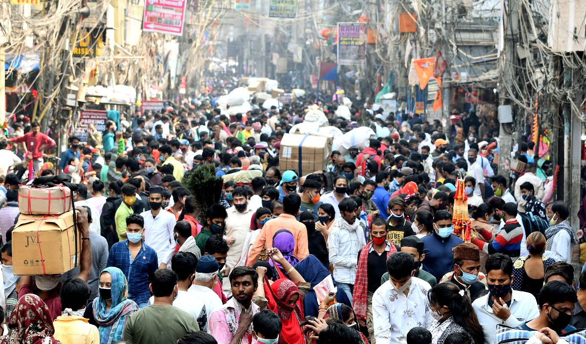 दीपावली की खरीदारी के कारण नहीं हो रहा कोरोना प्रोटोकॉल का पालन, बाजारों में बेफिक्रे दिखें लोग