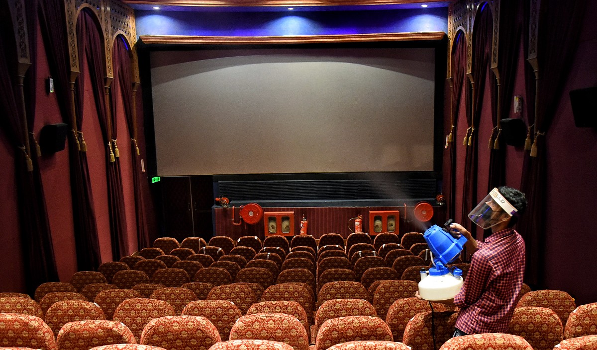 दिल्ली में 100 प्रतिशत क्षमता के साथ खुले सिनेमा हॉल, शादी और अंतिम संस्कार में शामिल हो सकेंगे 200 लोग