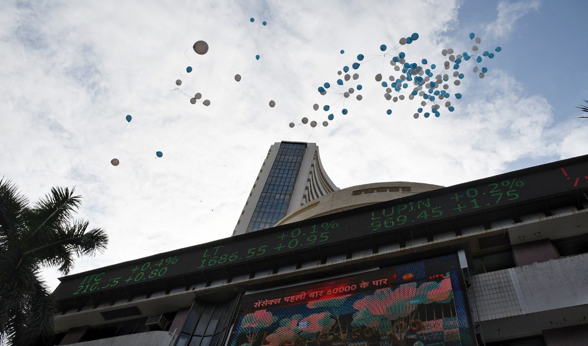 धनतेरस के दिन बाजार में रौनक, सेंसेक्स 200 अंक से अधिक चढ़ा