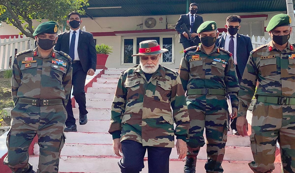 जम्मू-कश्मीर के नौशेरा पहुंचे प्रधानमंत्री नरेंद्र मोदी, जवानों के साथ मनाई दिवाली