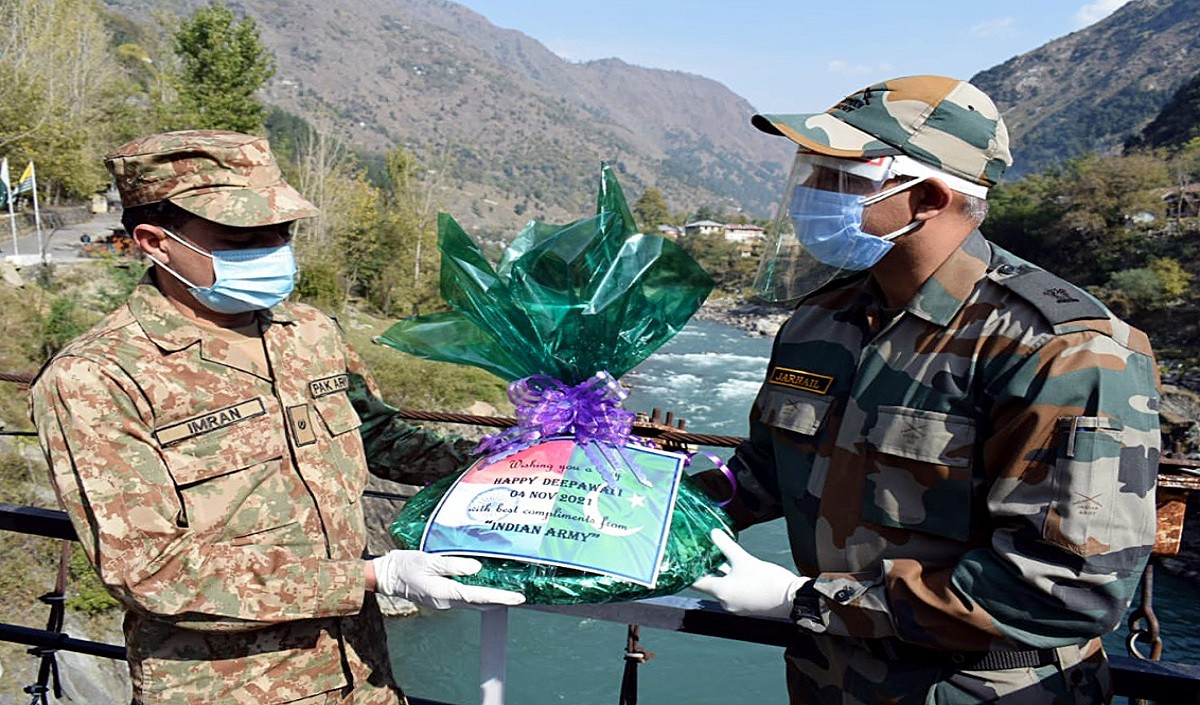 दिवाली पर भारत-पाक सेना ने मिठाइयों का आदान-प्रदान किया, पुलवामा हमले के तीन साल बाद शुरू हुई परंपरा
