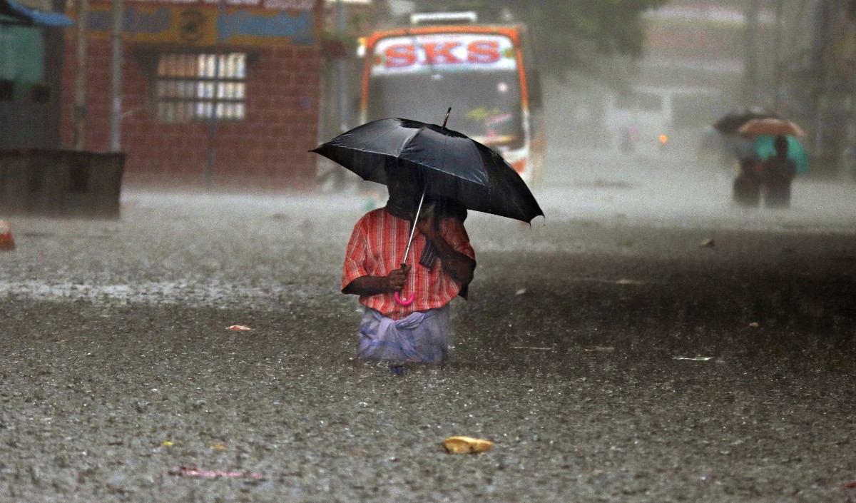 तमिलनाडु के कुछ हिस्सों में बेहद भारी बारिश, रेड अलर्ट के तहत 5 जिलें