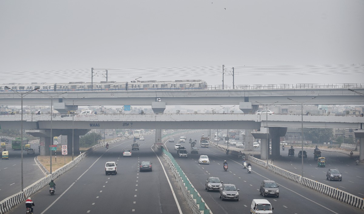 दिल्ली में ठंड के साथ-साथ बढ़ा वायु प्रदूषण का स्तर, लोगों को हो रही है आंखों और गले में जलन