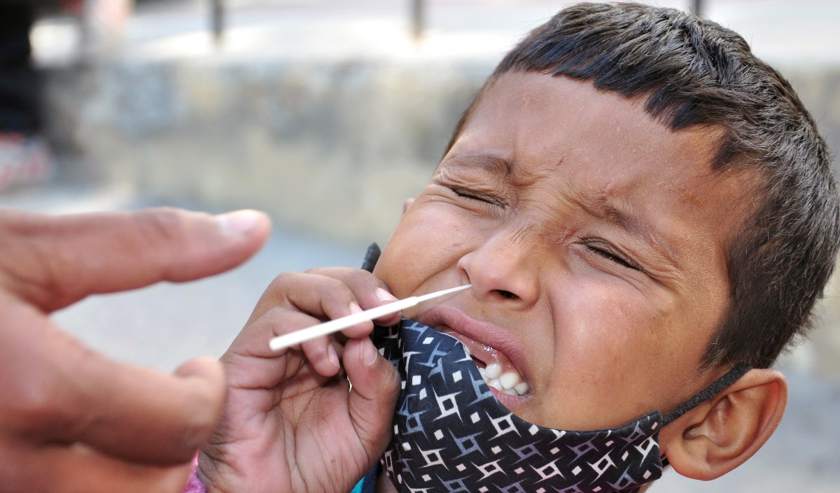 एक दिन में कोविड-19 के 12,516 नए मामले, उपचाराधीन मरीजों की संख्या घटी