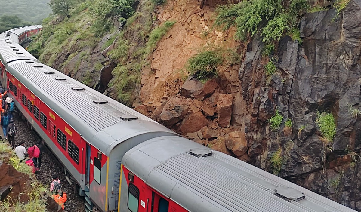 नई दिल्ली से झांसी जा रही ताज एक्सप्रेस की बोगी में लगी आग, भारतीय रेलवे ने जारी किया बयान