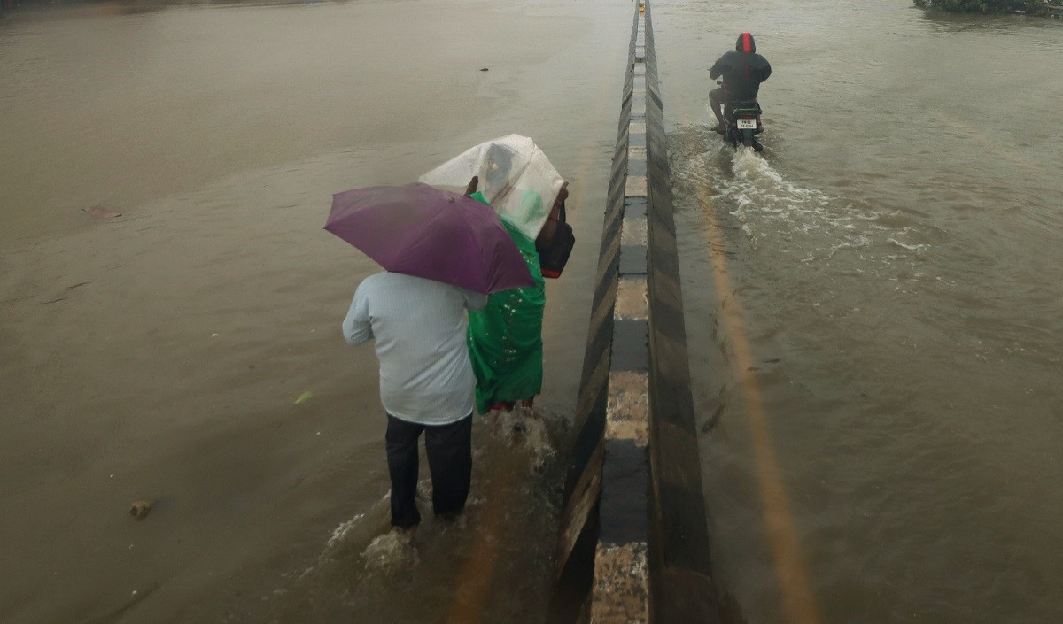 केरल में भारी बारिश, IMD ने एर्णाकुलम, इडुक्की, त्रिशूर में रेड अलर्ट किया घोषित, बांधों में जलस्तर खतरे के निशान तक पहुंचे