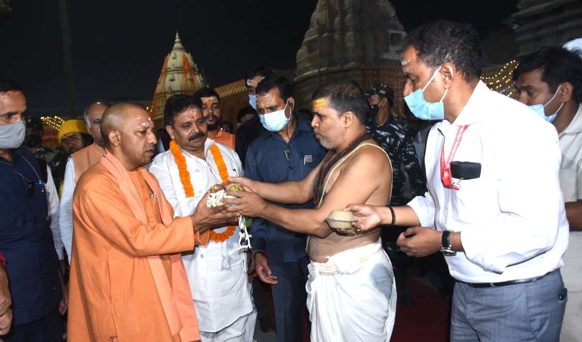 माता अन्नपूर्णा की प्रतिमा की स्थापना के लिए वाराणसी पहुँचे सीएम योगी