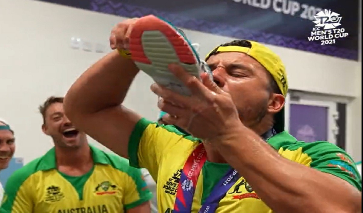 जूते में बीयर डालकर पी रहे हैं मैथ्यू वेड और मार्कस स्टोइनिस, देखें ऑस्ट्रेलियाई टीम का अनोखा जश्न