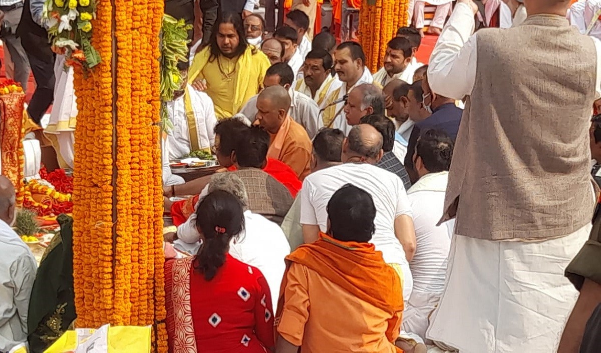 लम्बे इंतेजार के बाद आखिरकार हो गयी माँ अन्नपूर्णा की प्रतिमा की स्थापना, CM योगी भी रहे मौजूद