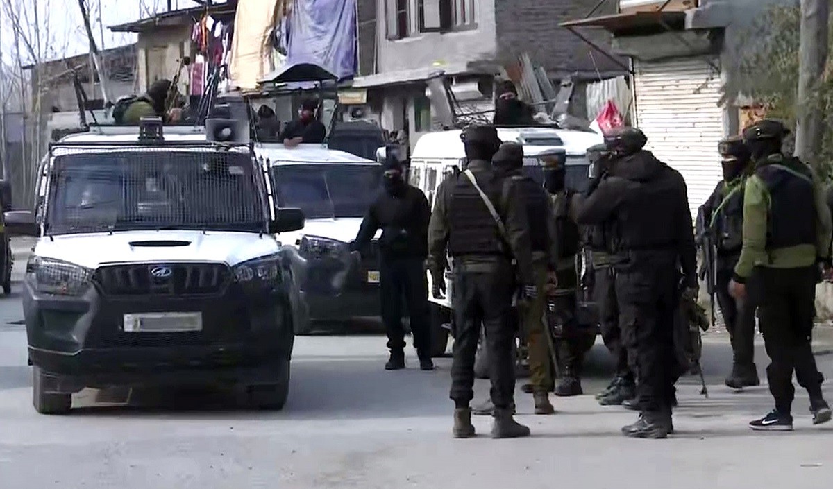 J&K के हैदरपोरा में सुरक्षाबलों और आतंकियों के बीच मुठभेड़, एक आतंकी ढेर