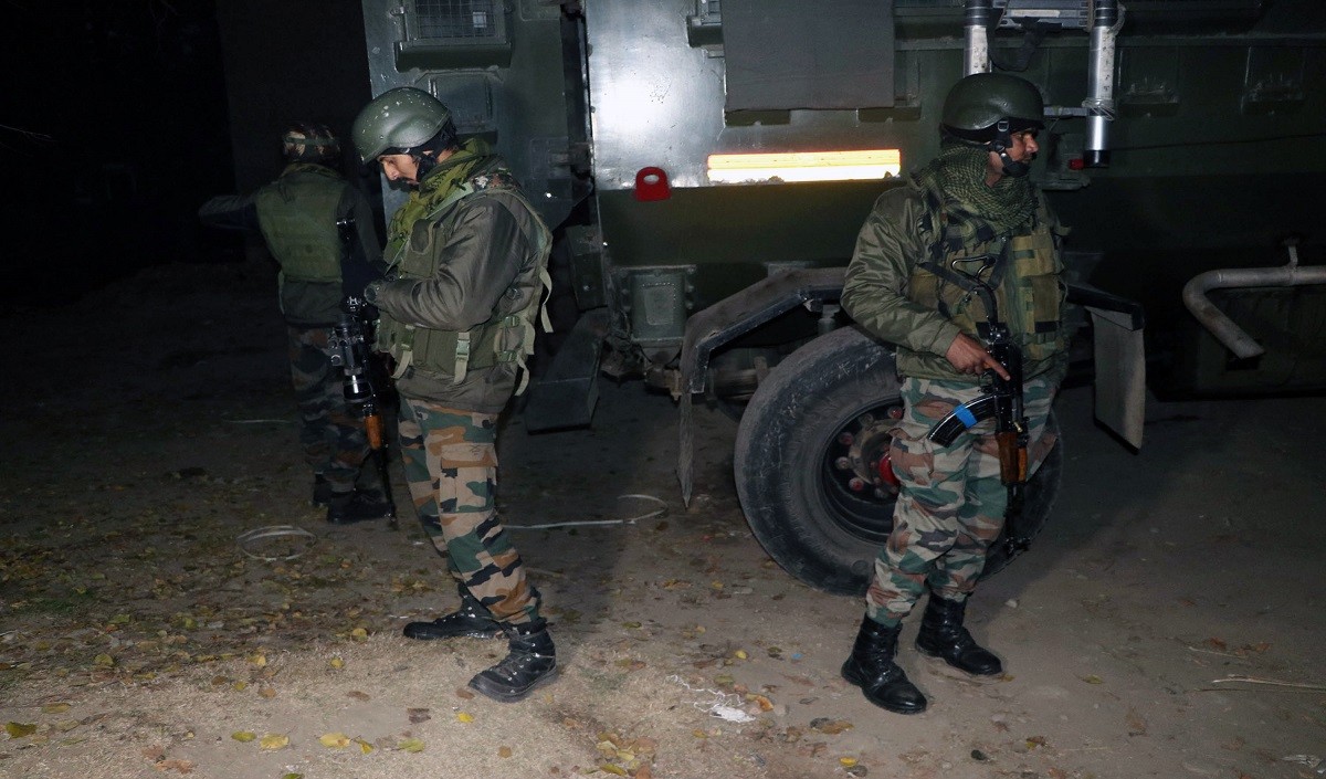 J&K के कुलगाम में सुरक्षाबलों और आतंकवादियों के बीच मुठभेड़, एक आतंकी ढेर