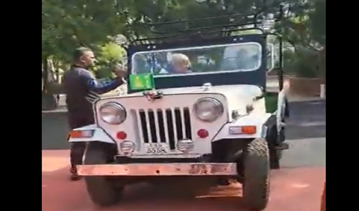 पटना में दबंग अवतार में दिखे राजद सुप्रीमो लालू यादव, सालों बाद चलाई अपनी गाड़ी