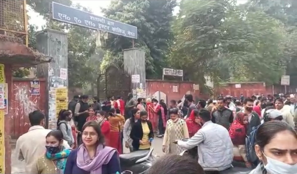 मेरठ... UP-TET का पेपर लीक, परीक्षा स्थगित होने के कारण मायूस होकर लौटे अभ्यर्थी