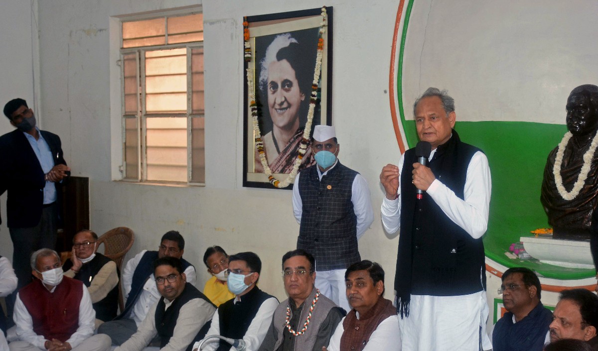 उच्च शिक्षा की गुणवत्ता के लिए प्रतिबद्धता से हो काम :गहलोत