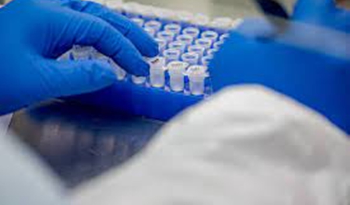 स्वास्थ्य मंत्री ने अधिकारियों को जांच बढ़ाने और टीकाकरण में गति लाने के निर्देश दिए