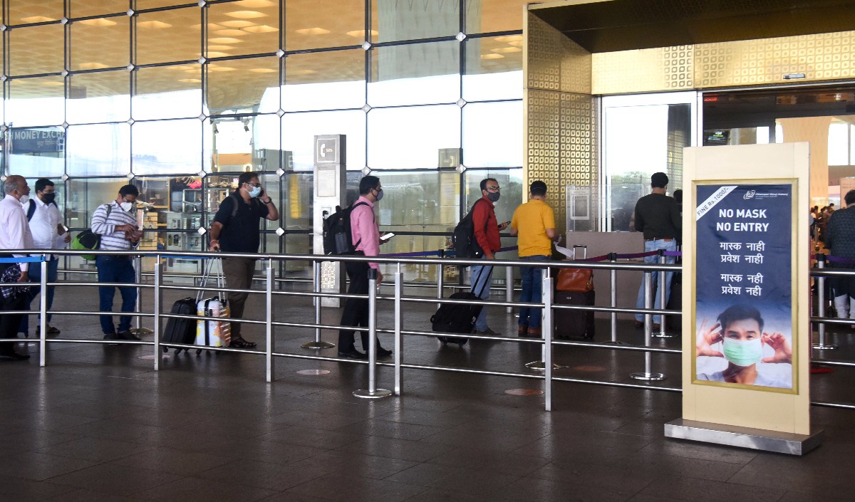 दिल्ली में भी Omicron की तस्तक? जोखिम वाले देश से लौटे छह और अंतरराष्ट्रीय यात्री कोविड से संक्रमित पाए गए