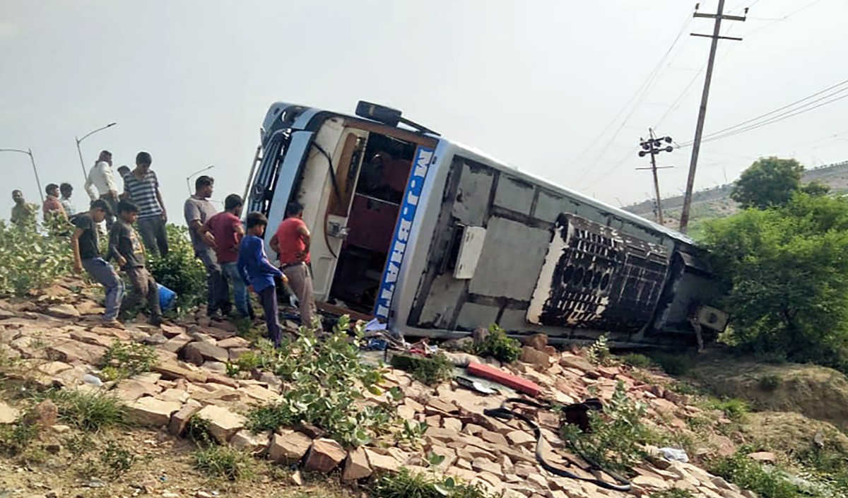 लखनऊ एक्सप्रेस वे पर सड़क हादसा बस पलटने से 28 यात्री हुए घायल