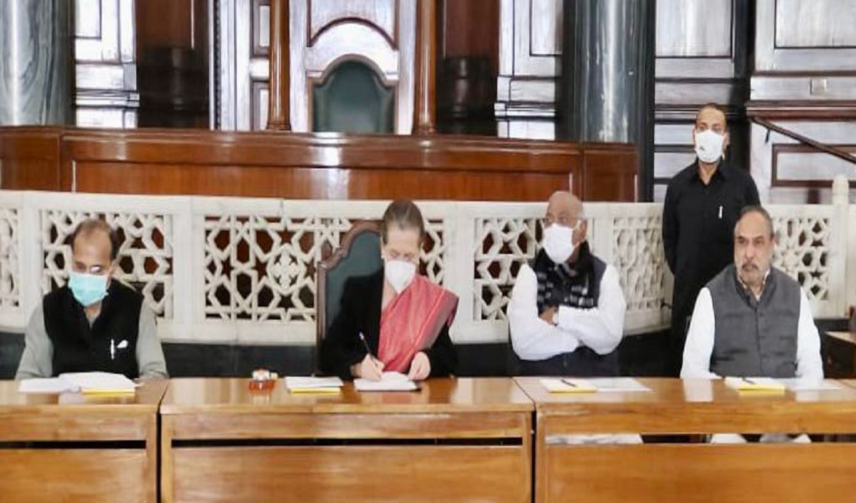 कांग्रेस संसदीय दल की बैठक में बोलीं सोनिया गांधी मोदी सरकार किसानों के प्रति है असंवेदनशील