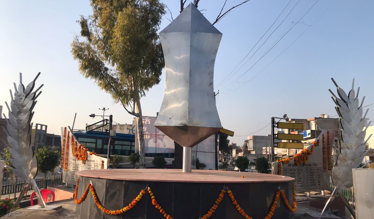 सिंगला ने किया शहीद किसान स्मारक का उद्घाटन जहाँ पत्थरों पर अंकित हैं दिल्ली मोर्चाे में शहीद हुए किसानों के नाम