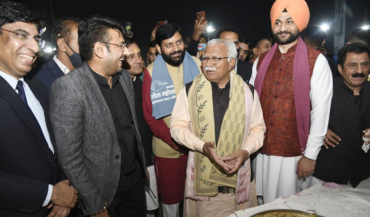 मुख्यमंत्री मनोहर लाल ने हरियाणा पैवेलियन के मंच पर देखी हरियाणवी वेशभूषा खाना खेल और शिल्पकला