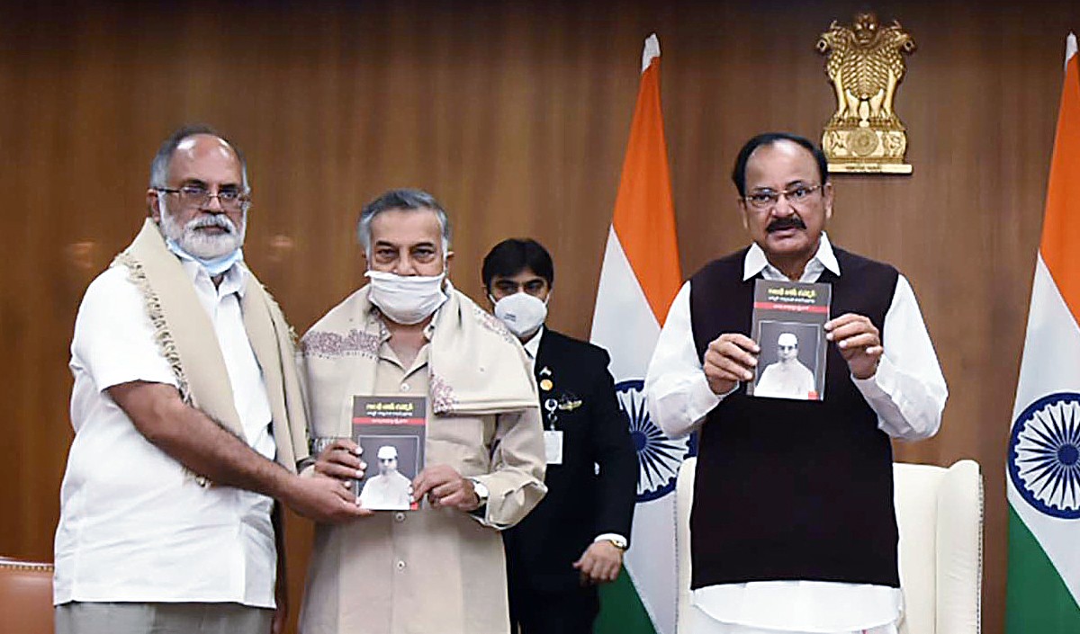 इतिहास के प्रति नये दृष्टिकोण स्वतंत्रता सेनानियों एवं नेताओं पर और पुस्तकें लिखने की जरूरत: नायडू