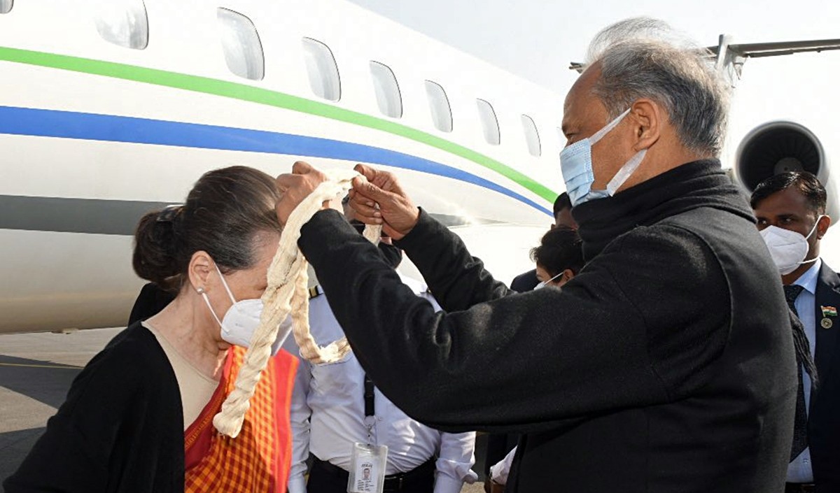 धर्म के नाम पर राजनीति करने वालों को देश के भविष्य के बारे में सोचना चाहिए : गहलोत