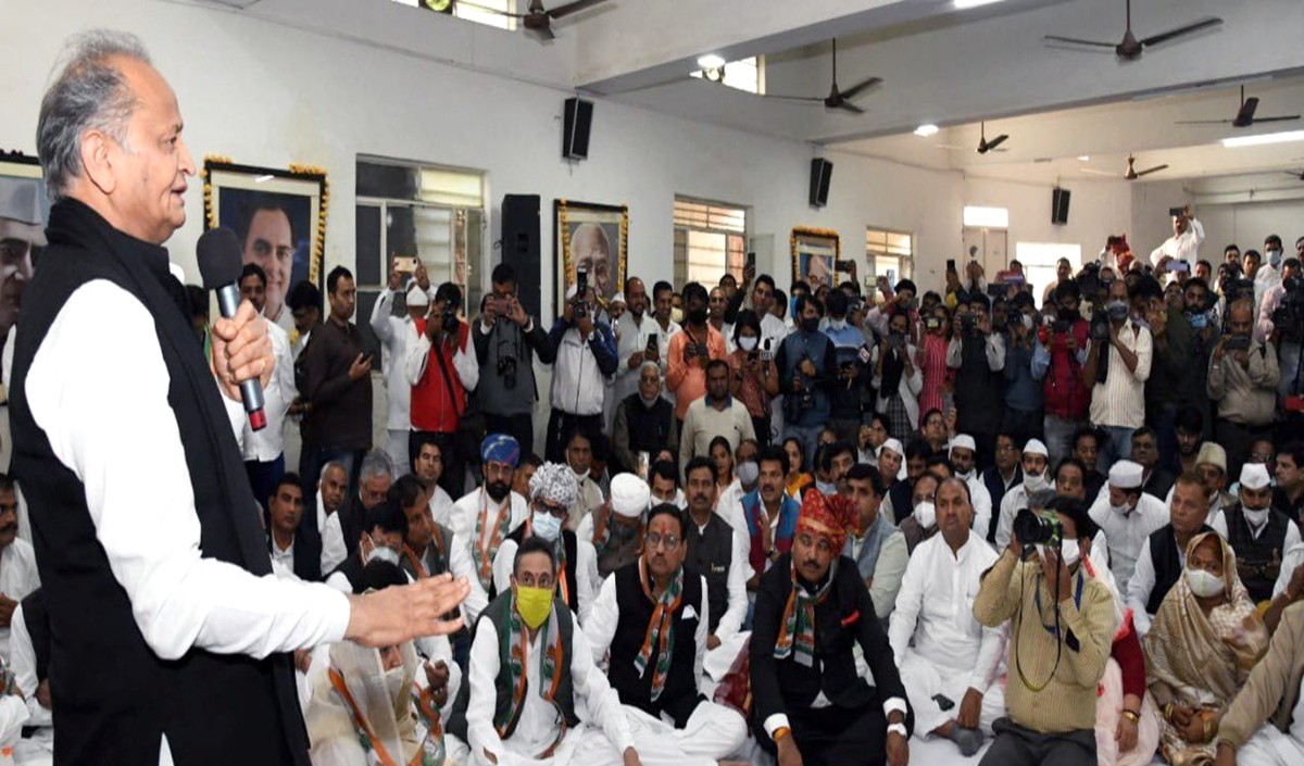 राजस्थान में एक फरवरी से सुविधाओं के उपयोग के लिए टीकाकरण अनिवार्य : गहलोत