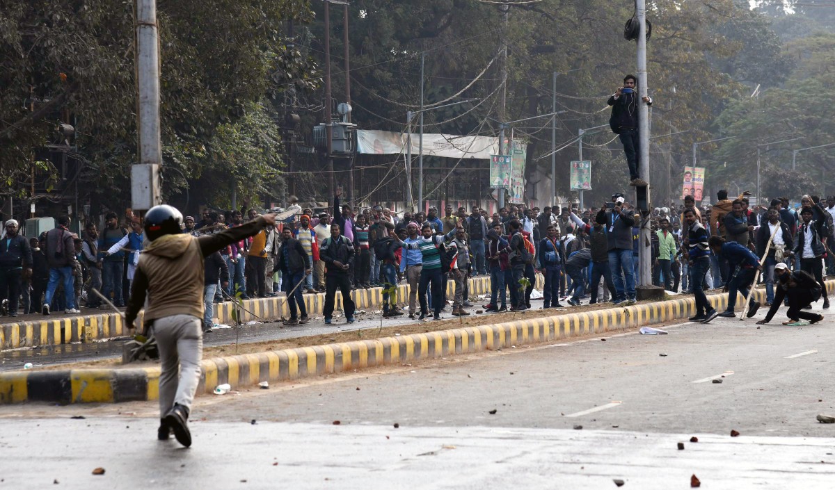 पटना में प्रदर्शनकारियों की पुलिस के साथ झड़प