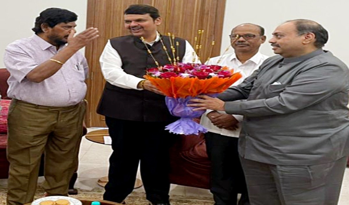 भाजपा पांच साल के लिए मुख्यमंत्री का पद शिवसेना को दे तो दोनों दल साथ आ सकते हैं : आठवले