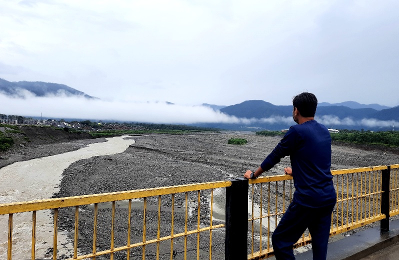 दूर कहीं बादलों के पास , नदी के किनारे , बारिश की बूंदों से खुद का पता पूछते हुए..