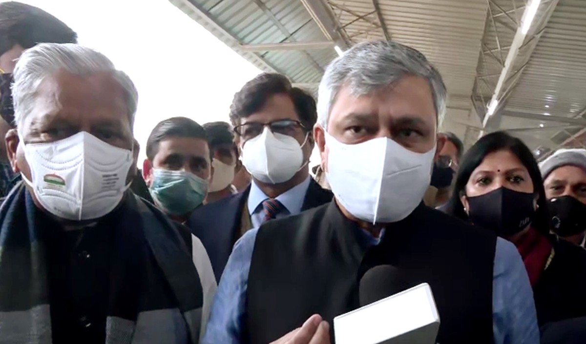 कोविड: रेल मंत्री ने रेलवे अस्पतालों की तैयारी एवं कर्मियों में टीकाकरण की समीक्षा की