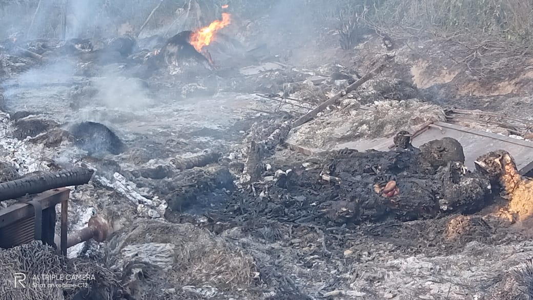 घास फूस की झोपड़ी से गरीब को बेदखल करने पहुंचे प्रशासन पर अग्निकांड को अंजाम देने के लगे आरोप , गरीब की पत्नी और बेटी की जलकर हुई मौत