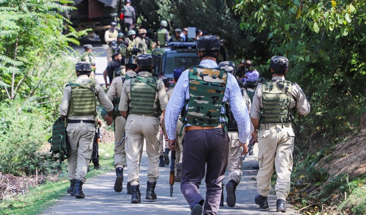 जम्मू कश्मीर के किश्तवाड़ में आतंकवादियों को पकड़ने के लिए तलाश अभियान फिर शुरू