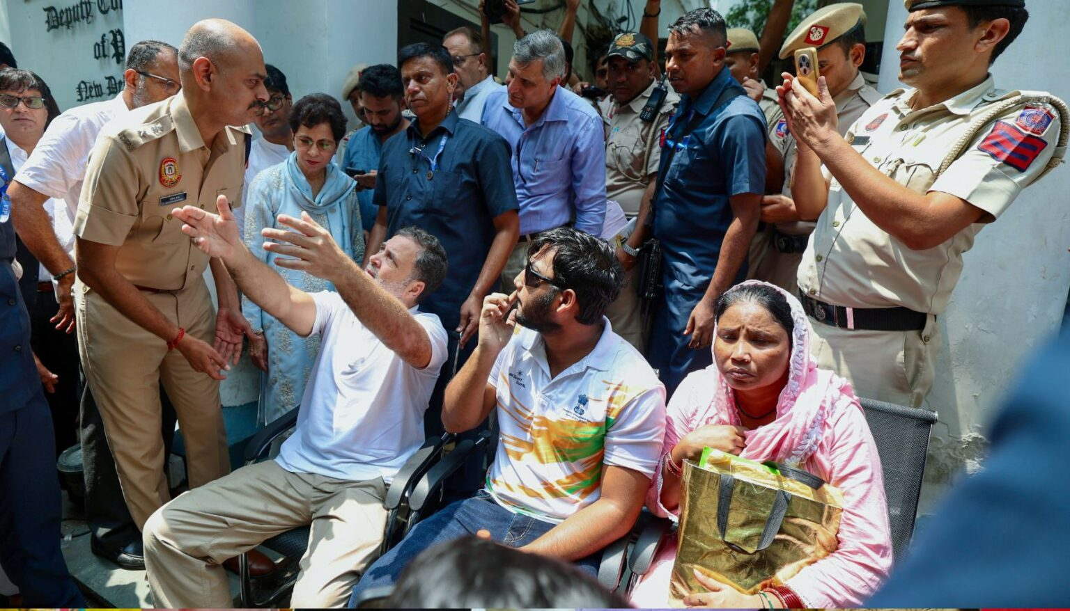 ‘जब तक FIR दर्ज नहीं होती, नहीं हटेंगे’, दिल्ली में पैलेट गन पीड़ितों के साथ राहुल गांधी धरने पर बैठे