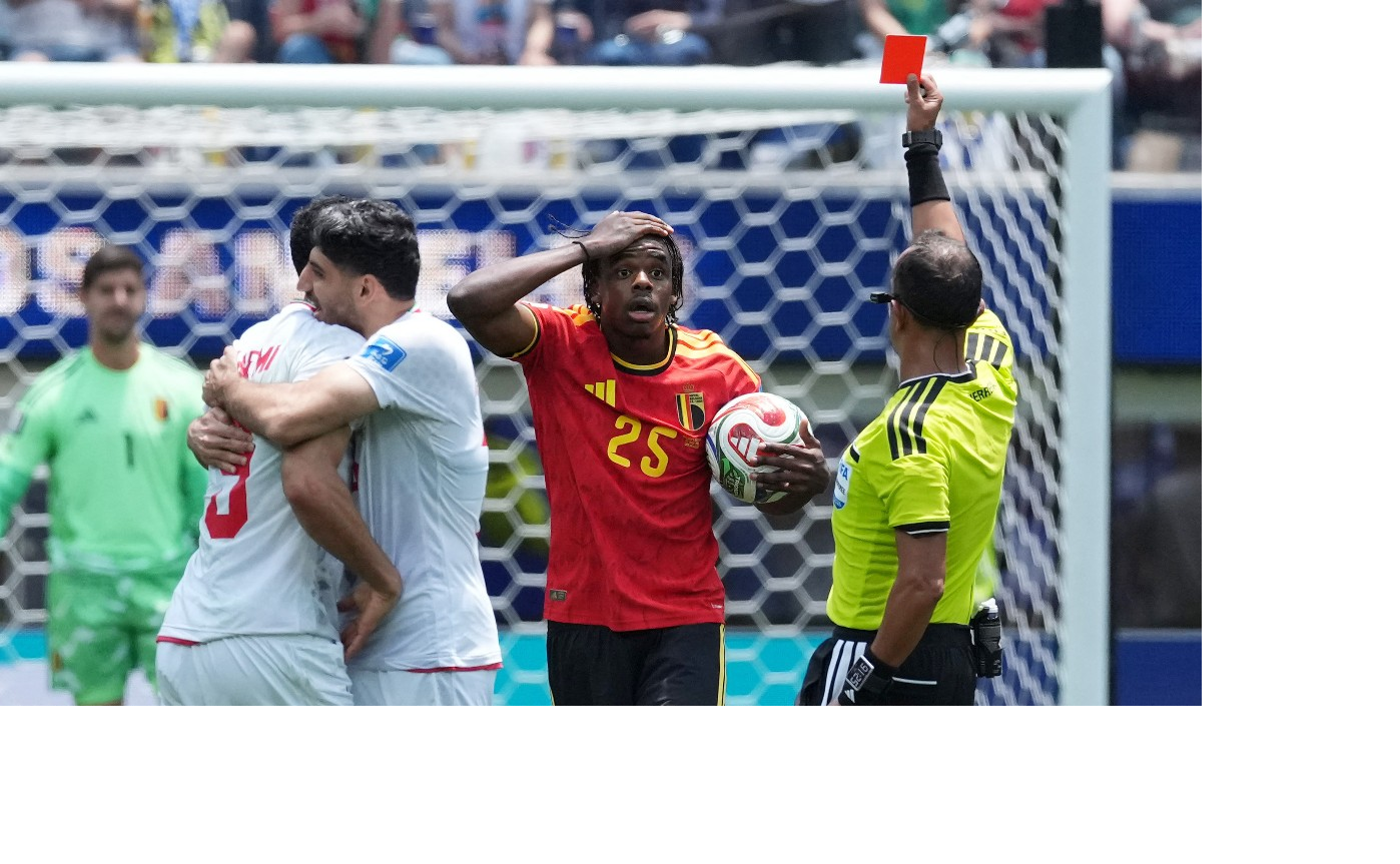 Red Card ने बढ़ाया World Cup का रोमांच, 10 खिलाड़ियों की Belgium ने ईरान को गोल नहीं करने दिया