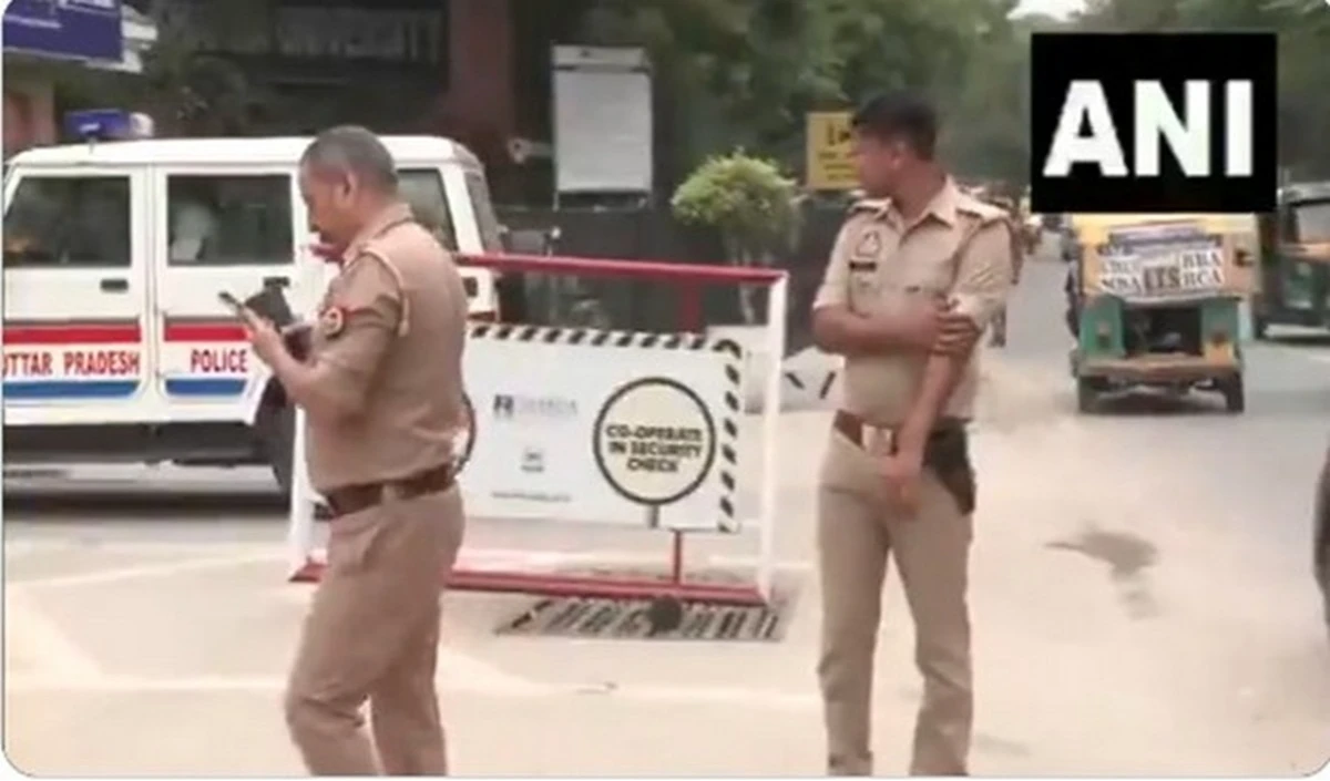 छात्रा के आत्महत्या मामले में शारदा विश्वविद्यालय के डीन समेत चार प्रोफेसर निलंबित
